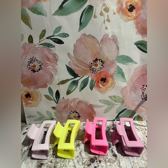 4 small hair clips 💗💛 - Picture 2 of 3